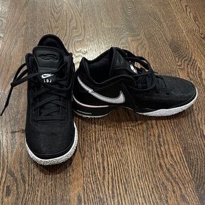 Nike LeBron James Black boys basketball Sneakers